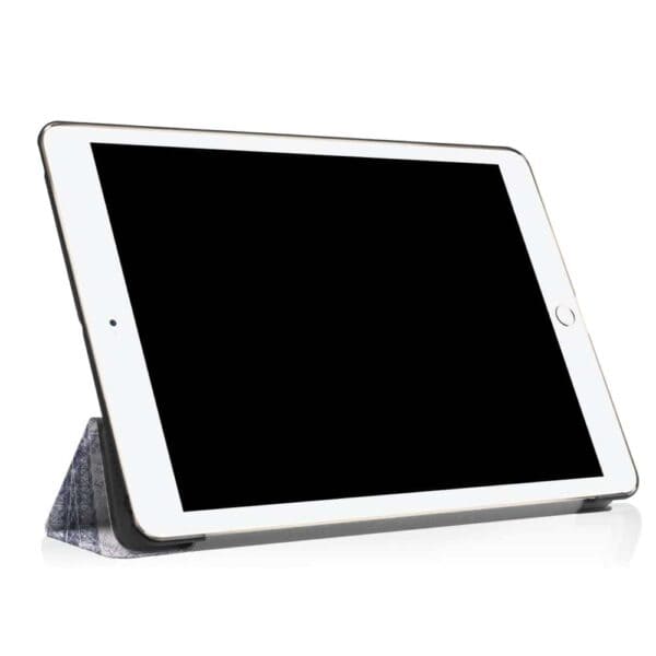 Hvid tablet i en sort coverholder