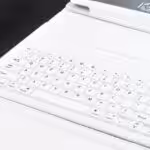 Hvidt dansk Bluetooth-tastatur i læderetui til iPad mini 1/2/3