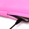 Lyserød laptop sleeve med lynlås og opladerkabel